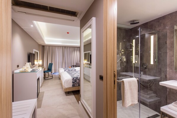 Een minibar, een kluis op de kamer, een bureau, verduisterende gordijnen