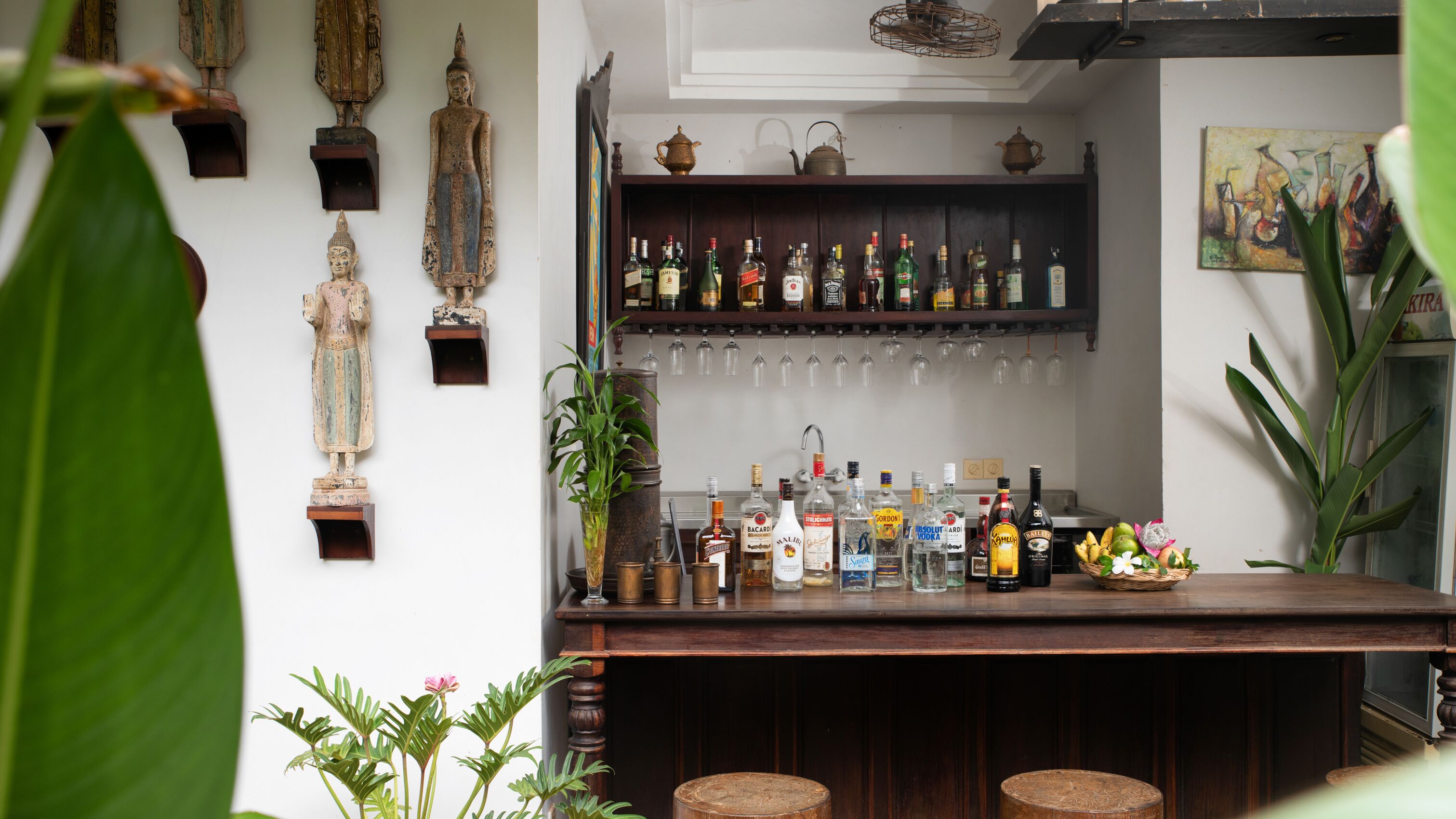 poolside views, serves breakfast, lunch and dinner