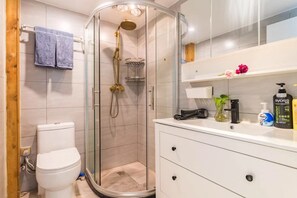 Suite, 2 Bedrooms | Bathroom | Shower, free toiletries, hair dryer, slippers - Beijing Drum Tower Luxurious Apartment (Beijing)