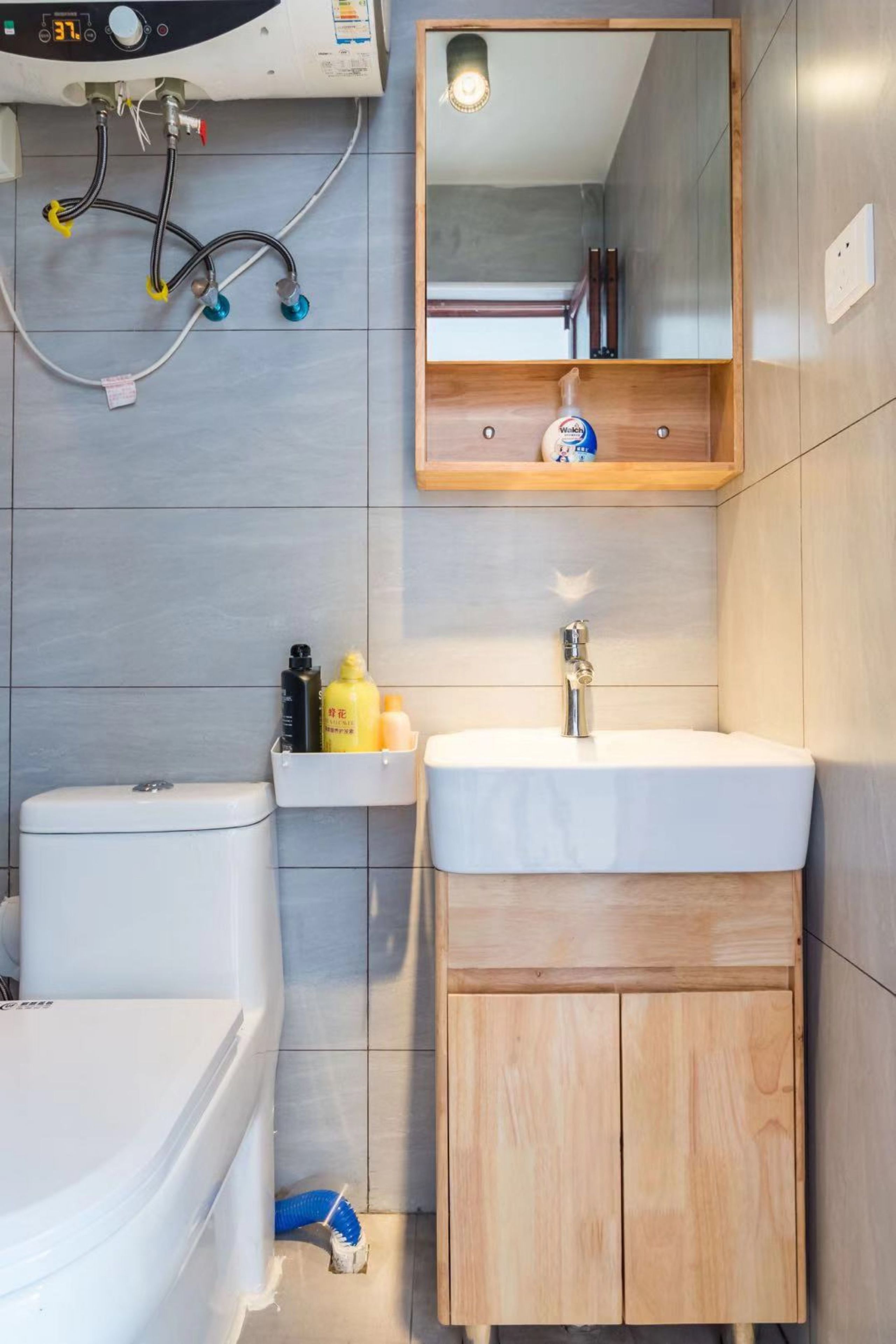 Appartement | Badkamer | Een douche, gratis toiletartikelen, een haardroger, pantoffels