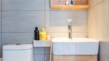Appartement | Badkamer | Een douche, gratis toiletartikelen, een haardroger, pantoffels