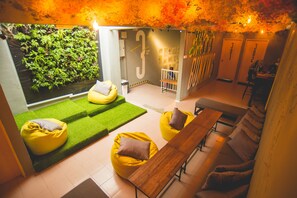 Living area - Traveller Bunker Hostel 1 (Tanah Rata)