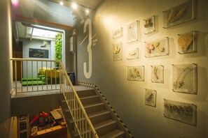 Living area - Traveller Bunker Hostel 1 (Tanah Rata)