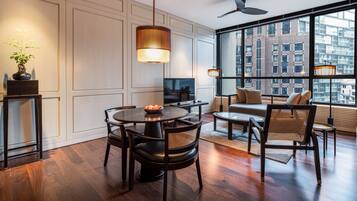 Minibar con snack e bevande gratuite, una cassaforte in camera