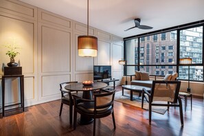 Minibar (inkludert), safe på rommet og skrivebord