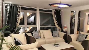 Căn hộ, 2 phòng ngủ | Bàn, màn/rèm cản sáng, giường gấp/giường phụ (phụ phí)