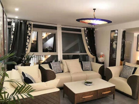 Escritorio, cortinas blackout y camas plegables/adicionales