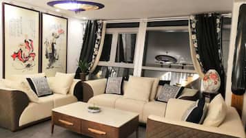 Escritorio, cortinas blackout y camas plegables/adicionales