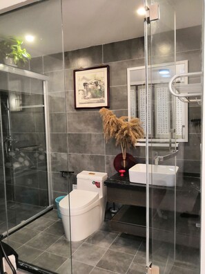 Apartment, 2 Schlafzimmer | Badezimmer | Kostenlose Toilettenartikel, Haartrockner, Hausschuhe, Handtücher
