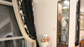 Escritorio, cortinas blackout y camas plegables/adicionales