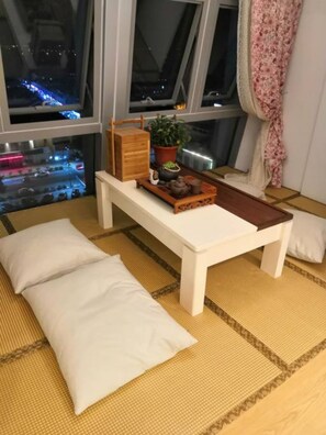 アパートメント 1 ベッドルーム | デスク、遮光カーテン、可動式ベッド、WiFi (無料)