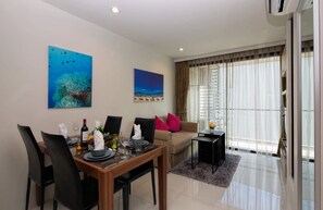 City Apartment, 1 Bedroom, Partial Ocean View | In-room dining