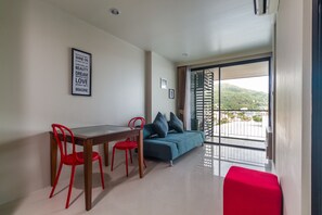 Lägenhet Design - utsikt mot staden | Vardagsrum | 32-tums platt-tv med kabelkanaler och tv