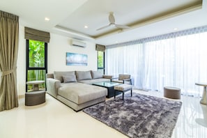 Vila design, piscina particular, vista para o jardim | Sala de estar | Smart TV 48 polegadas com canais a cabo, TV