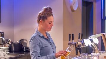 Lunch and dinner served, international cuisine