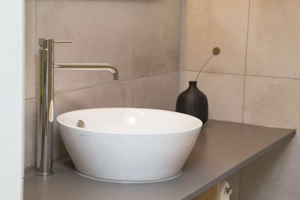 shower, rainfall showerhead, free toiletries, hair dryer