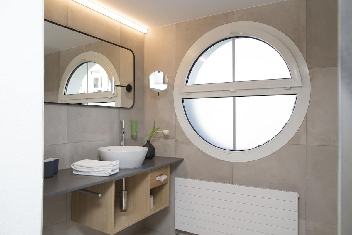 deluxe double room | bathroom | shower, rainfall showerhead, free toiletries, hair dryer