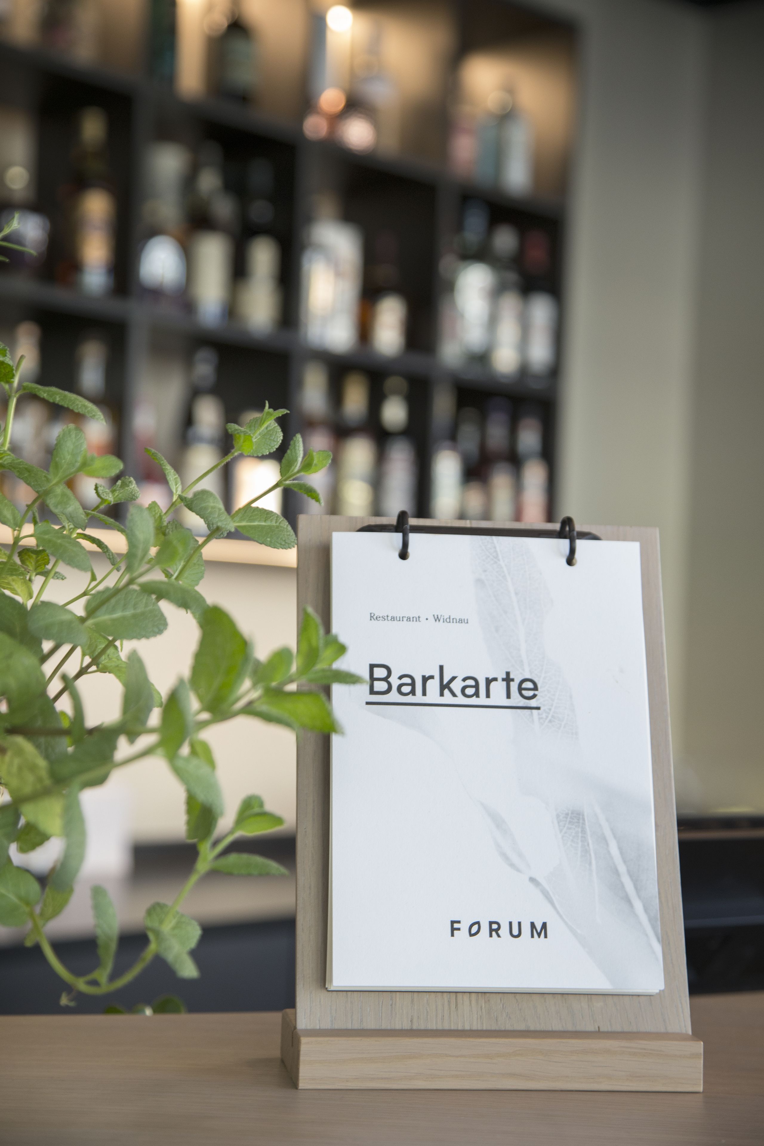 Un senyal amb marc que mostra el text "Barkarte" i "FORUM" en un restaurant.