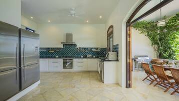 4-Bedroom Villa with Private Pool | Cozinha privada | Geladeira grande, micro-ondas, fogão, cooktop