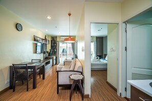 شقة كلاسيكية - غرفة نوم واحدة | غرفة المعيشة | تلفزيون بشاشة مسطحة