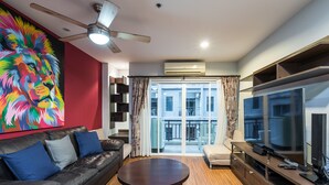 Căn hộ tiện nghi đơn giản, 1 phòng ngủ, ban công | Khu phòng khách