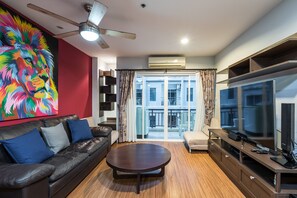 شقة مريحة - غرفة نوم واحدة - بشرفة | منطقة المعيشة | تلفزيون بشاشة مسطحة