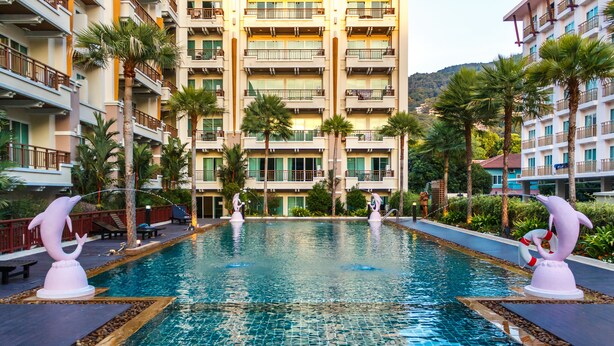 Hồ bơi ngoài trời