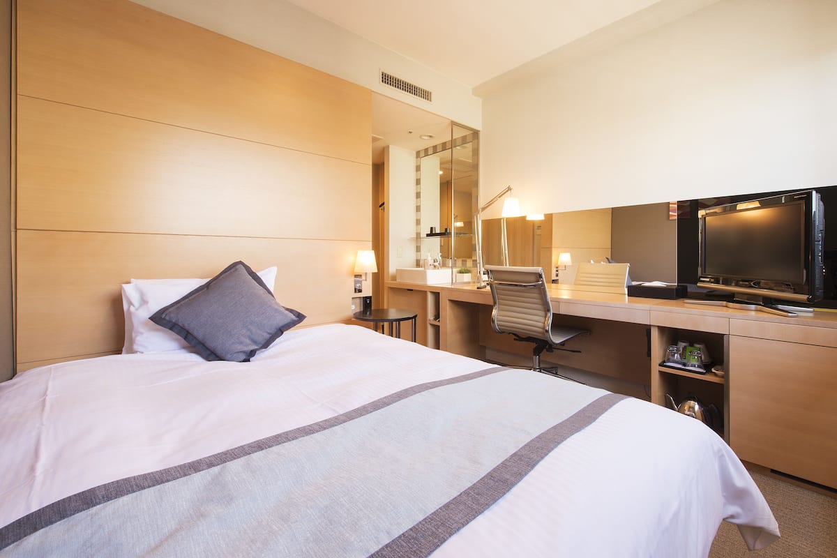 Donzen dekbedden, bedden met traagschuimmatras, een bureau