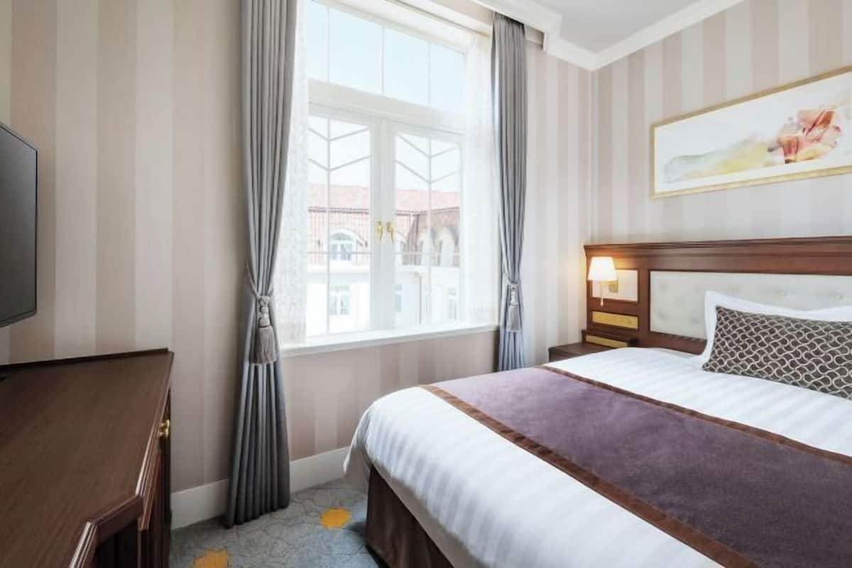 1 bedroom, in-room safe, desk, blackout curtains