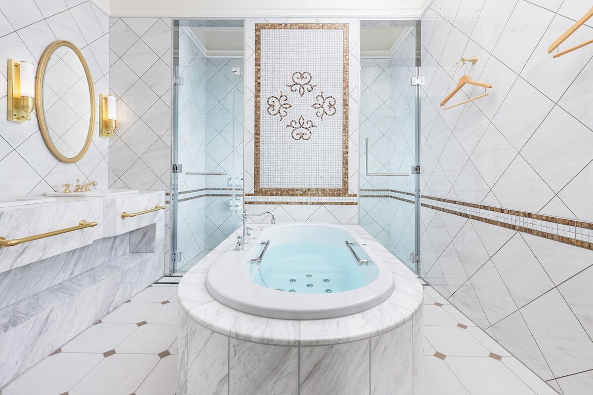 suite room, non smoking | bathroom | combined shower/bathtub, hair dryer, slippers, bidet