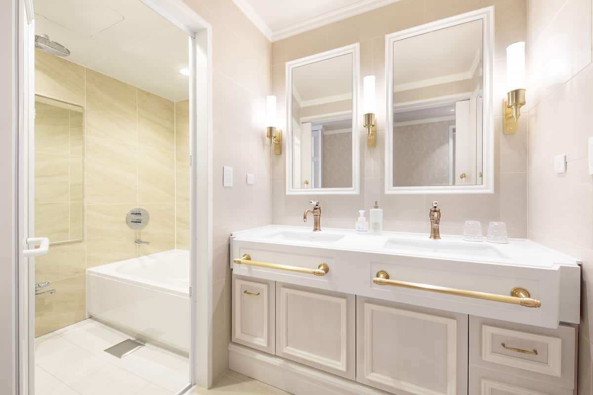 superior twin room, non smoking (3 people) | bathroom | combined shower/bathtub, hair dryer, slippers, bidet