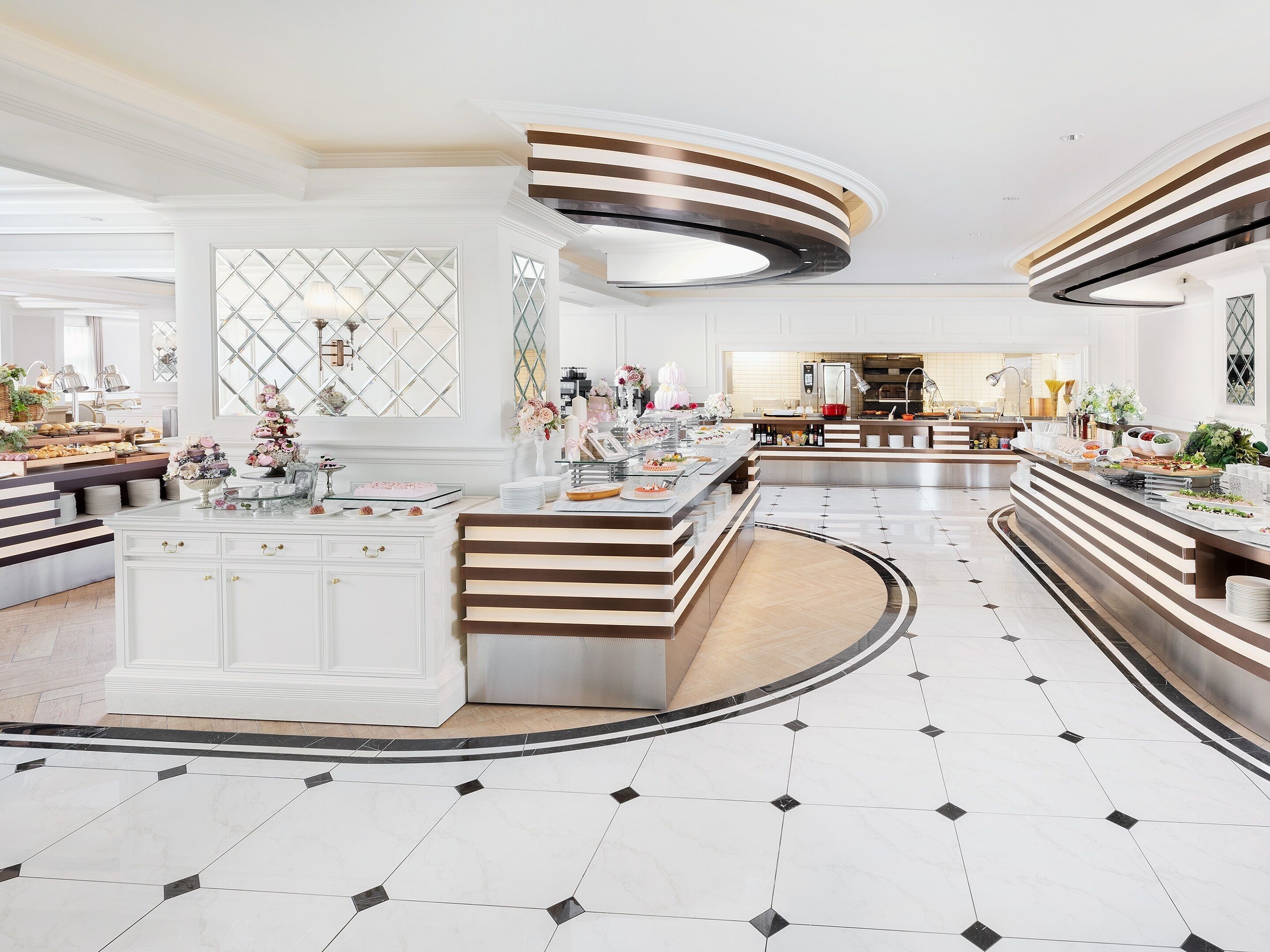 Daily buffet breakfast (JPY 2500 per person)