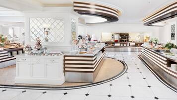 Daily cooked-to-order breakfast (JPY 2500 per person)