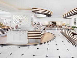 Daily buffet breakfast (JPY 2500 per person)