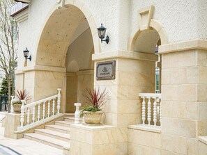 Property entrance - Takarazuka Hotel (Takarazuka)
