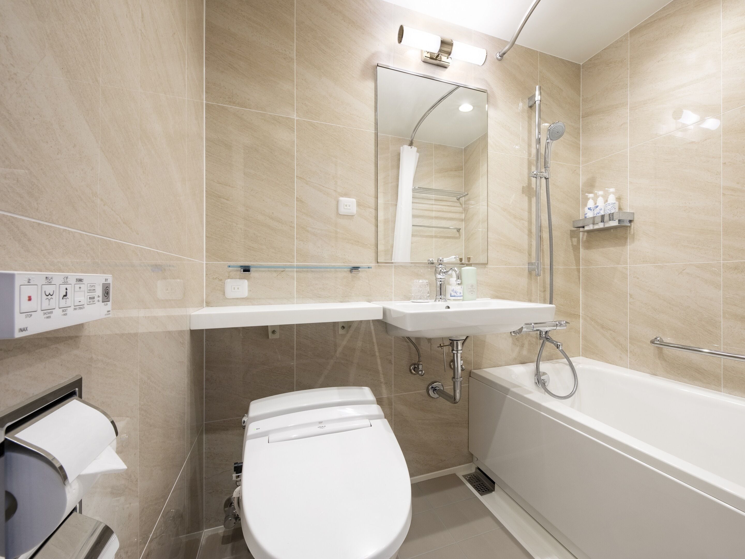 combined shower/bathtub, hair dryer, slippers, bidet