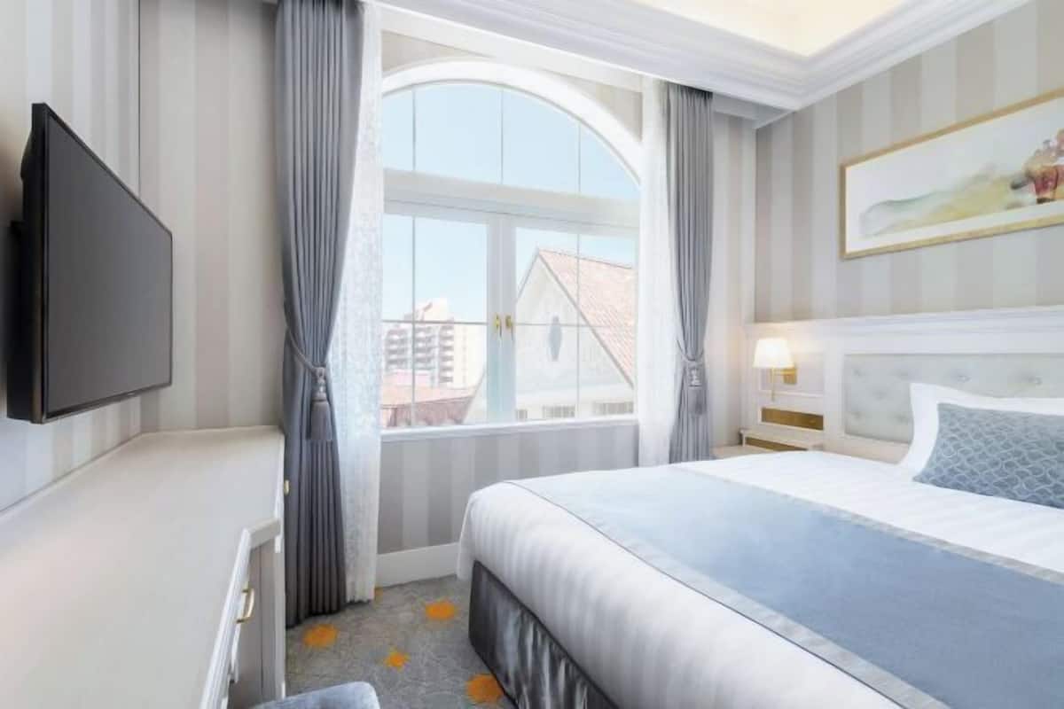 In-room safe, desk, blackout curtains, free WiFi