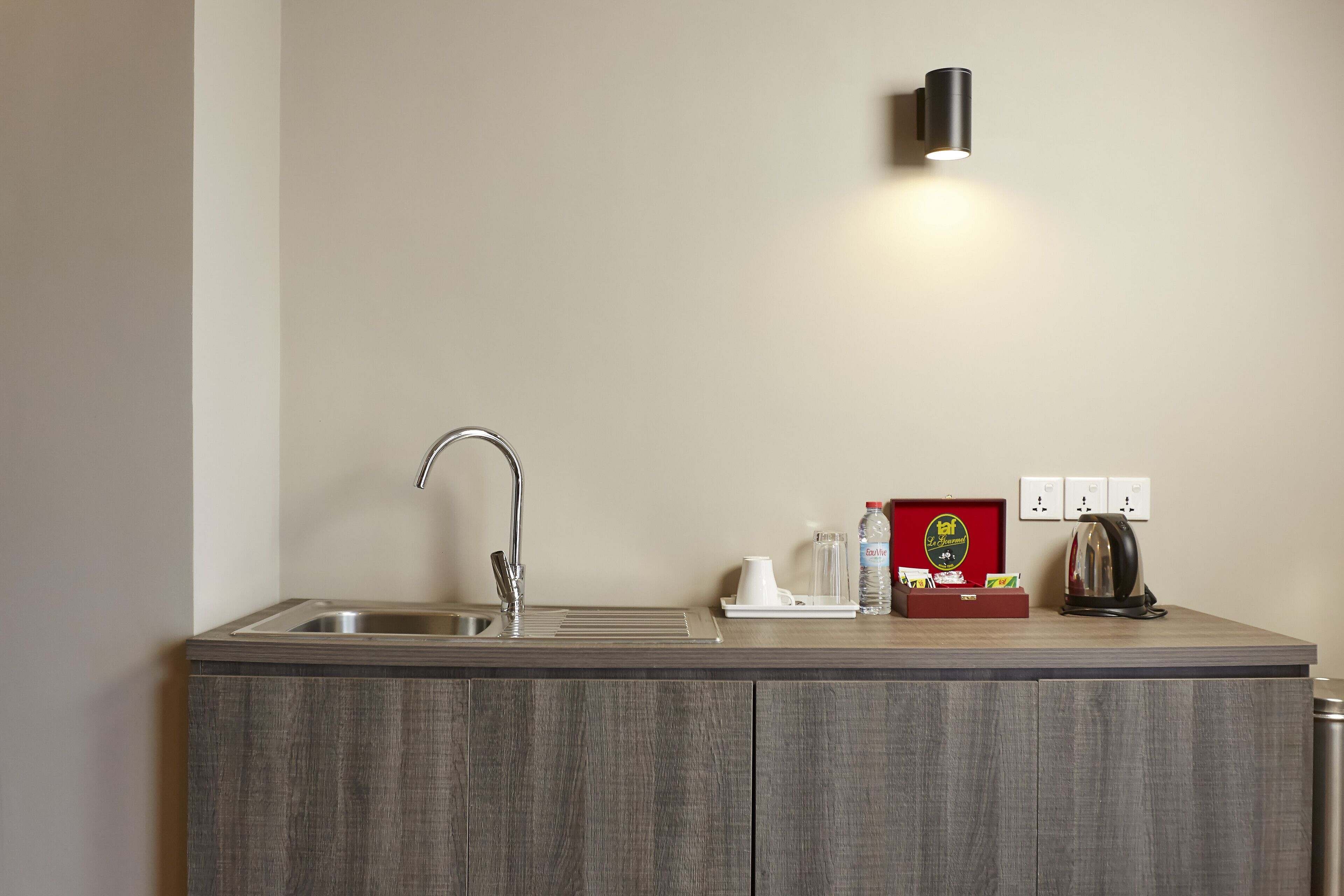 living area | 40-inch flat-screen tv with cable channels, tv