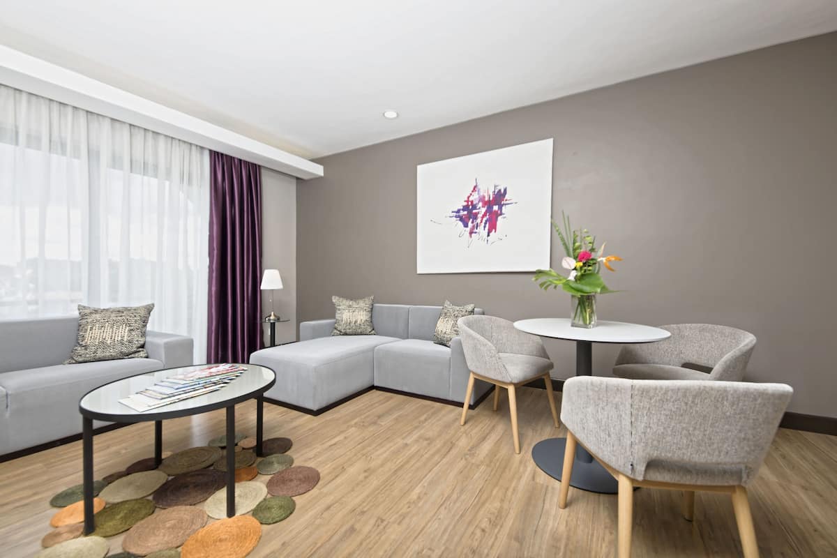 living area | 40-inch flat-screen tv with cable channels, tv