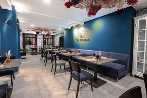 供应早餐、午餐和晚餐，国际美食