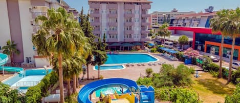 3 piscines a l'aire lliure (horari: 09:00-18:00), para-sols i gandules