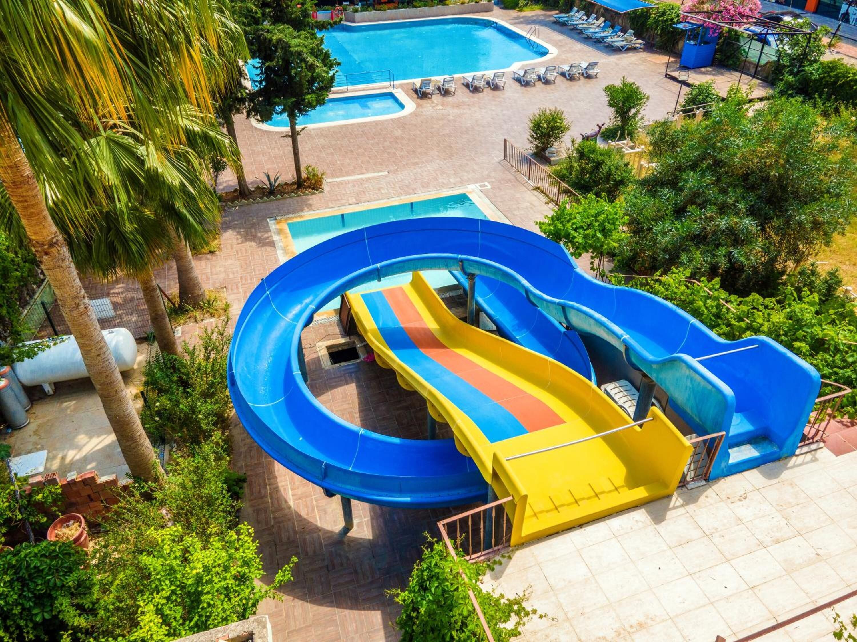 3 個室外泳池；09:00 至 18:00 開放；泳池傘、躺椅