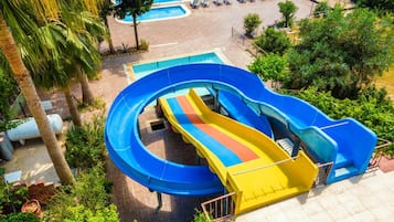 3 útilaugar, opið kl. 09:00 til kl. 18:00, sólhlífar, sólstólar