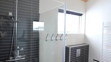 Cabaña, 2 habitaciones | Baño | Regadera, secadora de cabello, toallas