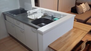 Phòng | Bếp nhỏ riêng | Tủ lạnh, lò vi sóng, bếp nấu, nồi cơm