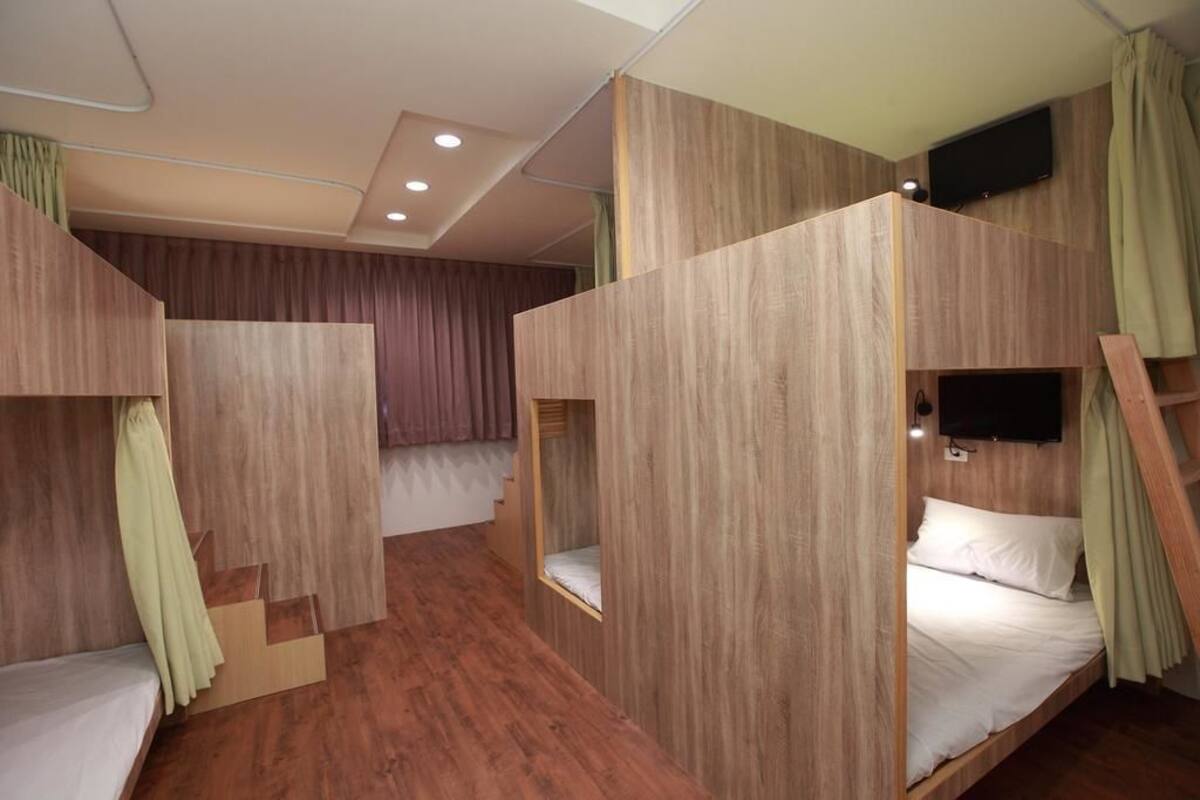 Ten People Room | Desk, free WiFi