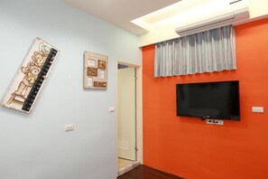 Habitación cuádruple de lujo | Baño | Regadera, amenidades de baño gratuitas, secadora de cabello, pantuflas 