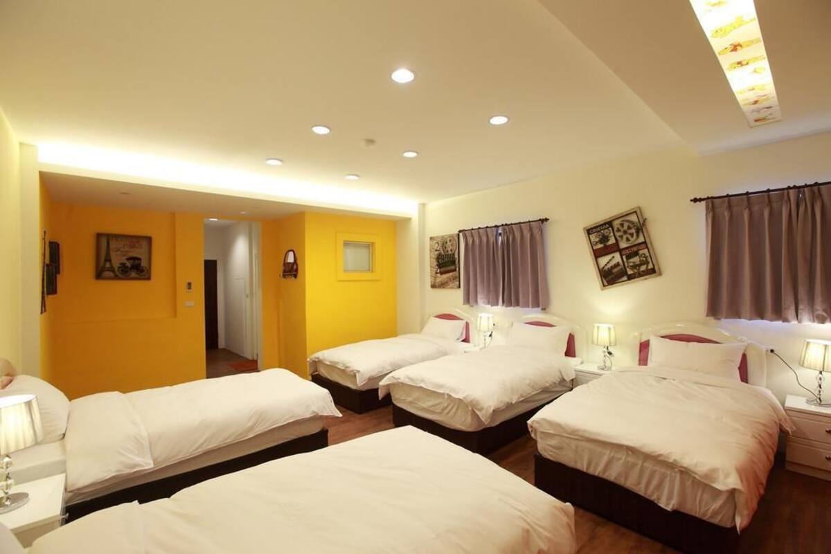 Five People Room | Desk, free WiFi