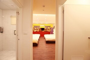 Five People Room | Bathroom | Shower, free toiletries, hair dryer, slippers - Bear Sline B&B (Hualien City)