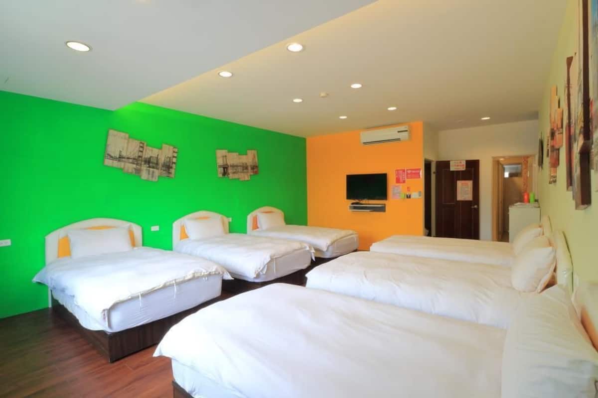 Six People Room | Desk, free WiFi